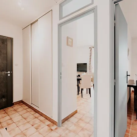 Apartment Special Couple & Famille - Lit Queen Size - Netflix - Climatisation - Terrasse Plein Sud - 2 Min Centre-Ville - 6 Min Mer - Parking Prive - Offre Speciale
