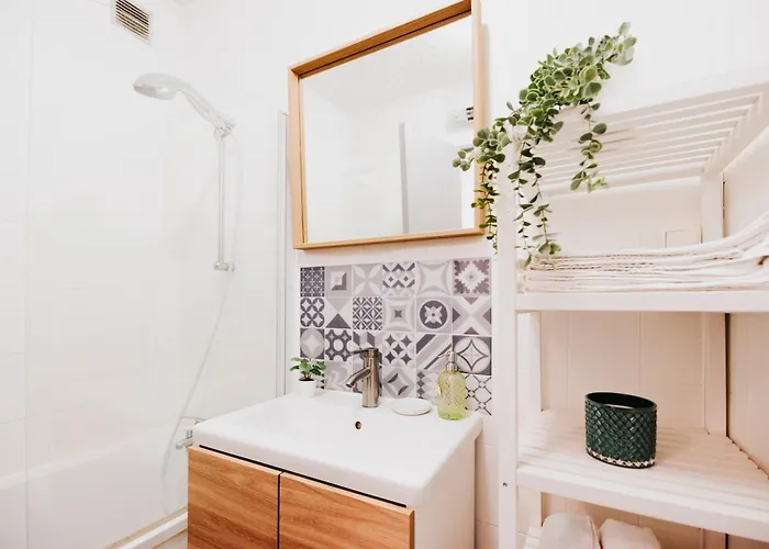 Special Couple & Famille - Lit Queen Size - Netflix - Climatisation - Terrasse Plein Sud - 2 Min Centre-ville - 6 Min - Wifi 400 Mbits Parking Prive - Speciale アパート *